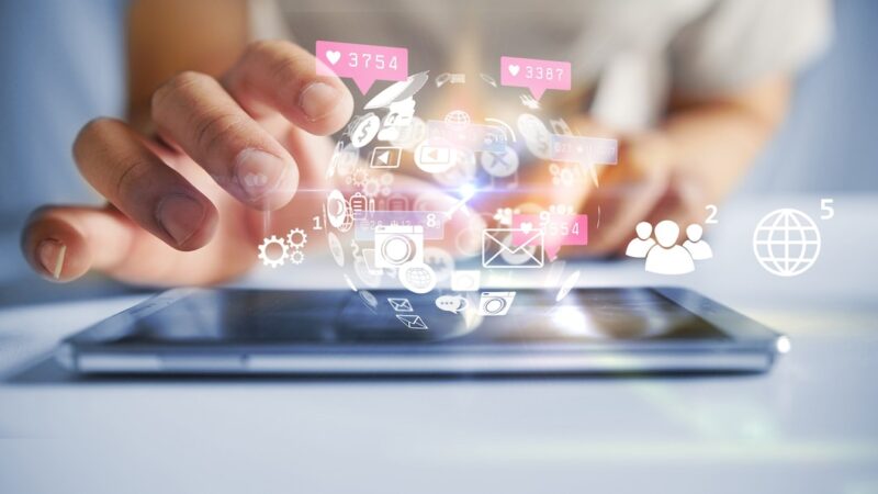 SOCIAL MEDIA MANAGER
